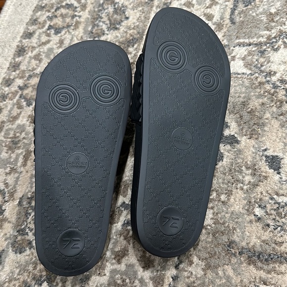 Gucci
Matelassé Slide Sandal. Worn twice. Unisex - Picture 2 of 5